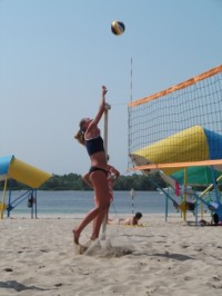 ПЛЯЖНЫЙ ВОЛЕЙБОЛ. Очередные победы «TeleTRADE» у женщин и КВСЗ-1 у мужчин (ФОТО).