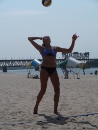 ПЛЯЖНЫЙ ВОЛЕЙБОЛ. Очередные победы «TeleTRADE» у женщин и КВСЗ-1 у мужчин (ФОТО).