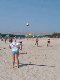 ПЛЯЖНЫЙ ВОЛЕЙБОЛ. Очередные победы «TeleTRADE» у женщин и КВСЗ-1 у мужчин (ФОТО).