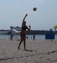 ПЛЯЖНЫЙ ВОЛЕЙБОЛ. Очередные победы «TeleTRADE» у женщин и КВСЗ-1 у мужчин (ФОТО).