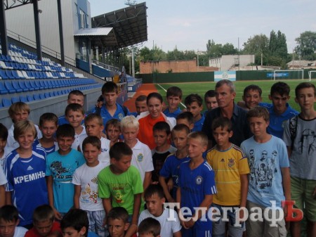 Нардеп Королевская подарила детской футбольной команде «Кремень» мячи