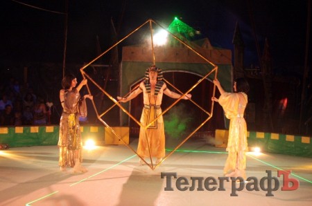 В Кременчуге гастролирует цирк «Корона», где артисты на коньках показывают свои номера