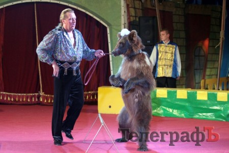 В Кременчуге гастролирует цирк «Корона», где артисты на коньках показывают свои номера