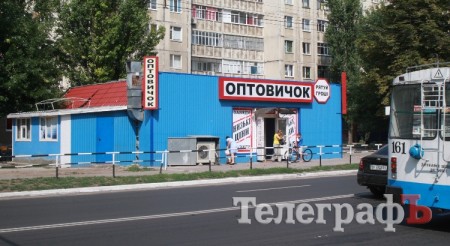 На остановке «Ул. Героев Сталинграда» власти Кременчуга хотят снести «Оптовичок»