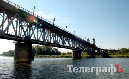 Спасатели вытащили из Днепра женщину, которую течением унесло от пляжа под мост