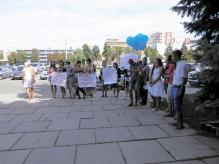 Перед мерией из пистолета «убили» собаку