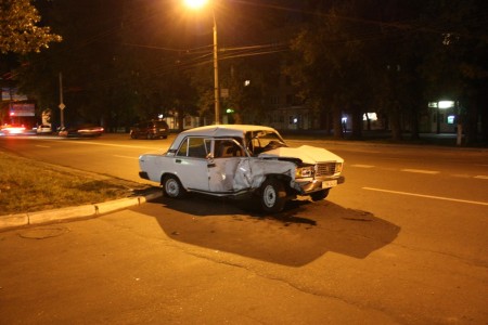 Водитель «Жигуля», решив проскочить на красный свет, столкнулся с маршруткой и Опелем