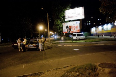 Водитель «Жигуля», решив проскочить на красный свет, столкнулся с маршруткой и Опелем