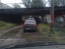 После дождя в Кременчуге опять «утонула» дорога под железнодорожным мостом на ул. Ярмарочной (ФОТО)