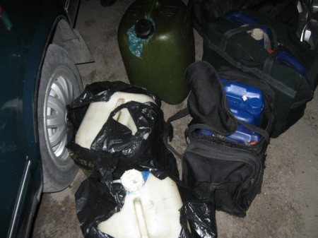 Милиция задержала на станции «Кременчуг» железнодорожника, который сливал соляру и масло (ФОТО)