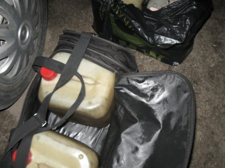 Милиция задержала на станции «Кременчуг» железнодорожника, который сливал соляру и масло (ФОТО)