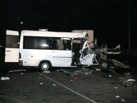 Маршрутка «Киев-Полтава» врезалась в грузовик: один пассажир погиб, 15 травмировано
