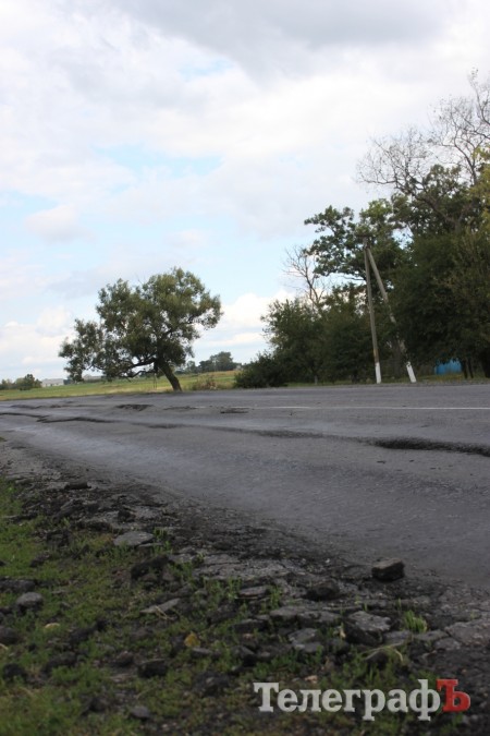 Дорога из Кременчуга на Сорочинцы «усыпана» ямами (ФОТО)