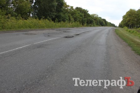 Дорога из Кременчуга на Сорочинцы «усыпана» ямами (ФОТО)