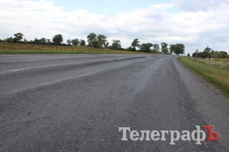 Дорога из Кременчуга на Сорочинцы «усыпана» ямами (ФОТО)