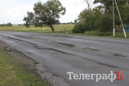 Дорога из Кременчуга на Сорочинцы «усыпана» ямами (ФОТО)