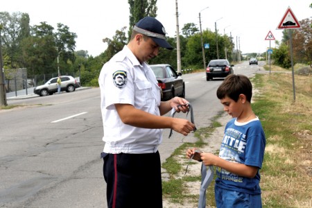 Кременчугская ГАИ раздала юным пешеходам светоленты (ФОТО)