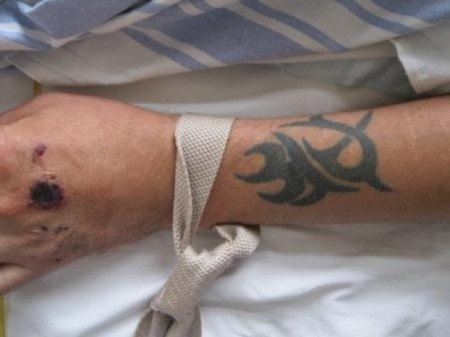 Кременчужан просят опознать упавшего на дорогу скутериста (ФОТО)