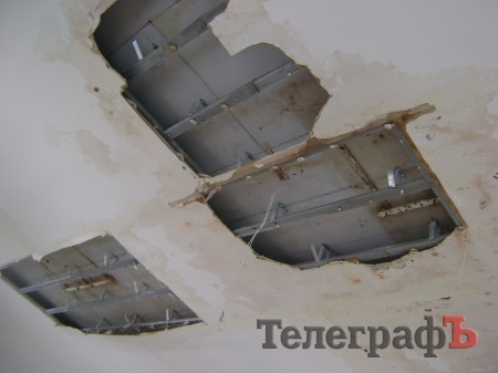 В кременчугском краеведческом музее упал потолок (ФОТО)