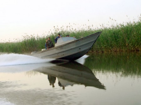 В Кременчугском районе перевернулась лодка с тремя рыбаками: одного не нашли