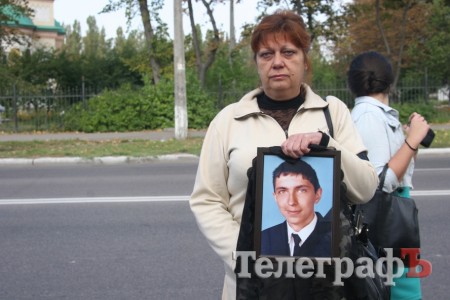 Пикет у прокуратуры Кременчуга: мать погибшего работника завода считает, что не все виновные окажутся на скамье подсудимых (ФОТО)