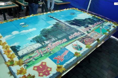 В Полтаве на День города презентовали фототорт весом 230 кг (ФОТО)