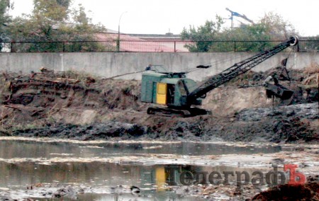 В «Городском саду» начали чистить озеро (ФОТО)