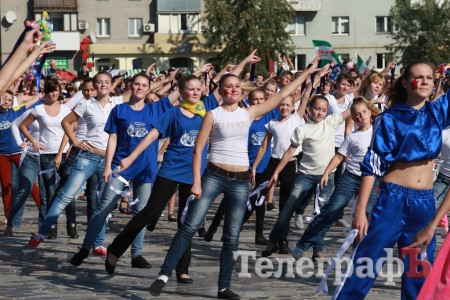 В Кременчуге на площади Победы прошел флеш-моб «Майданс» (Видео, фото)