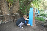 Благотворительный фонд «Сонячні долоні» и воспитанники интерната Макаренко убрали заброшенные могилы солдат, погибших во время войны