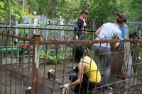 Благотворительный фонд «Сонячні долоні» и воспитанники интерната Макаренко убрали заброшенные могилы солдат, погибших во время войны