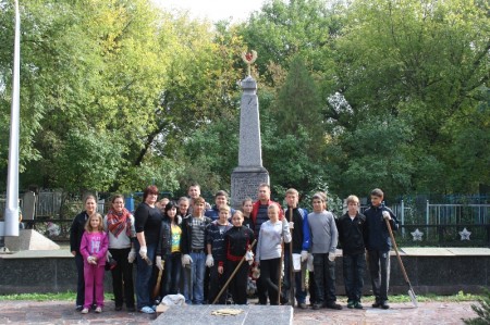 Благотворительный фонд «Сонячні долоні» и воспитанники интерната Макаренко убрали заброшенные могилы солдат, погибших во время войны