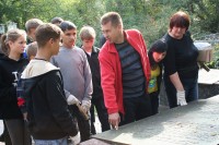 Благотворительный фонд «Сонячні долоні» и воспитанники интерната Макаренко убрали заброшенные могилы солдат, погибших во время войны