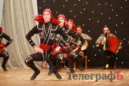 В Кременчуге 30 джигитов из Кутаиси танцевали с мечами, метали ножи и даже исполнили... гопак (ФОТО)