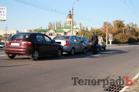 В Кременчуге у «Кредмаша» столкнулись четыре автомобиля (ФОТО)