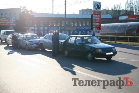 В Кременчуге у «Кредмаша» столкнулись четыре автомобиля (ФОТО)