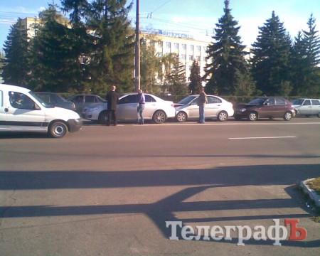 В Кременчуге у «Кредмаша» столкнулись четыре автомобиля (ФОТО)