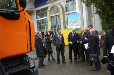 «АвтоКрАЗ» презентовал автопоезд-зерновоз КрАЗ-«Караван»