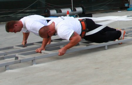 В Комсомольске силачи установили рекорд Украины, протащив груженный самосвал на 5 метров