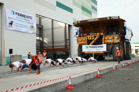 В Комсомольске силачи установили рекорд Украины, протащив груженный самосвал на 5 метров