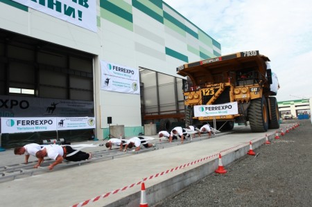 В Комсомольске силачи установили рекорд Украины, протащив груженный самосвал на 5 метров