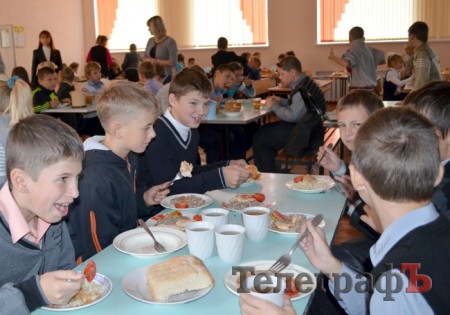 Їмо в школі: «ТелеграфЪ» спробував, чим годують наших дітей у шкільних їдальнях