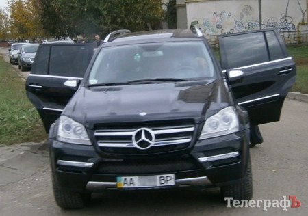 У машины мэра Кременчуга Бабаева, из-за ям на дорогах, «едва не отвалились колеса»