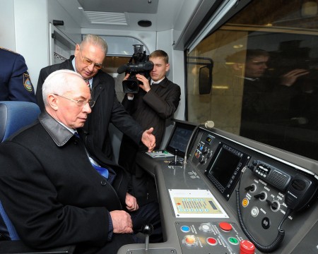 Азаров осмотрел поезд метро с асинхронным тяговым приводом производства "КВСЗ"