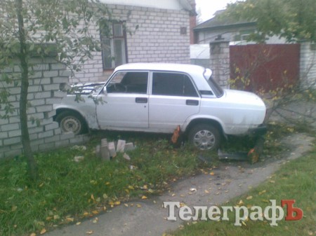 В Кременчуге «ВАЗ» въехал в забор частного дома