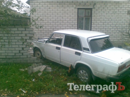 В Кременчуге «ВАЗ» въехал в забор частного дома