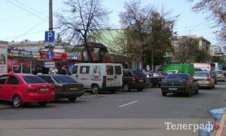 Кременчужане просят установить ограждения на тротуарах вдоль Центрального рынка по улице Шевченко