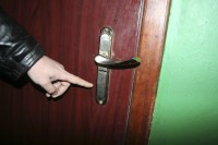 В Кременчуге работники исполкома, ЖЭПа и управляющей компании взломали замок в квартире, где жили люди