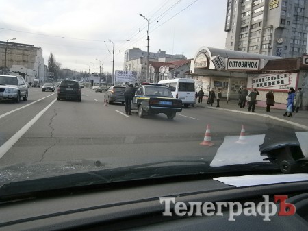 В районе рынка «Троицкий» из-за ДТП затруднено движение автомобилей