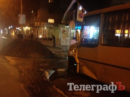 В Кременчуге маршрутка провалилась в яму