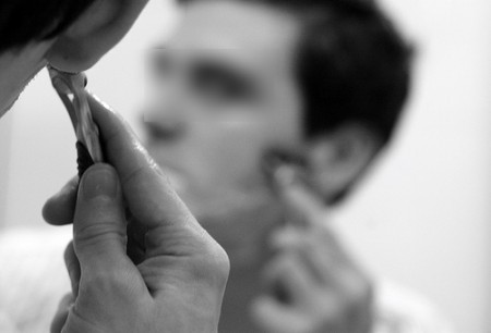 Кременчугский донор заразился ВИЧ, пользуясь чужим станком для бритья
